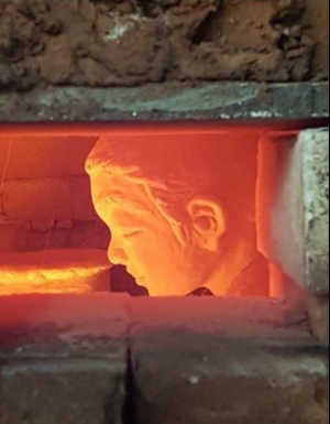 写真：窯の中で焼成されている百婆仙像